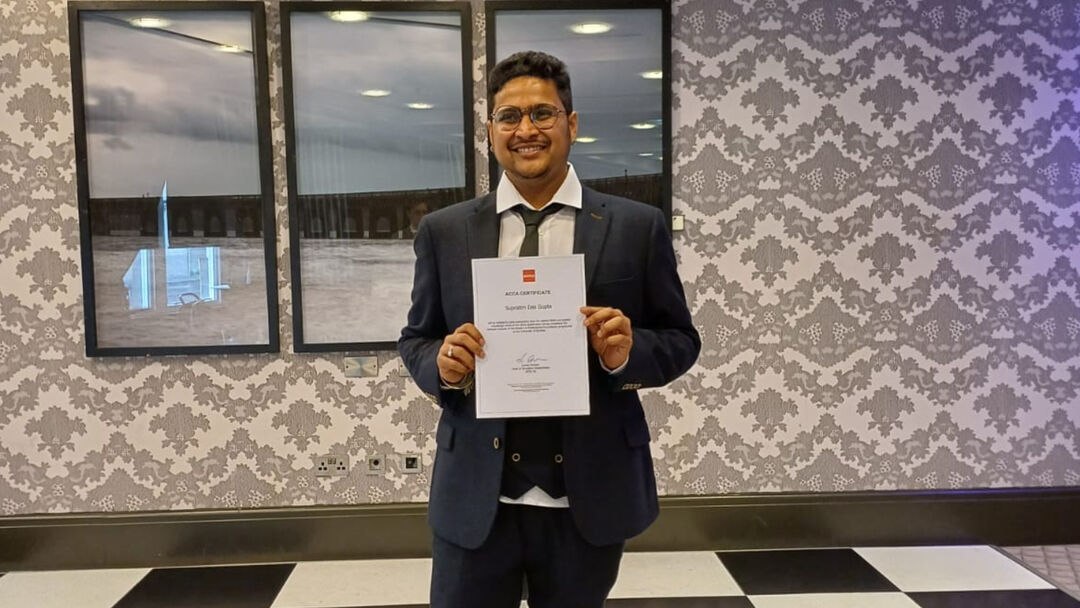 Supratim Das Gupta holding a certificate